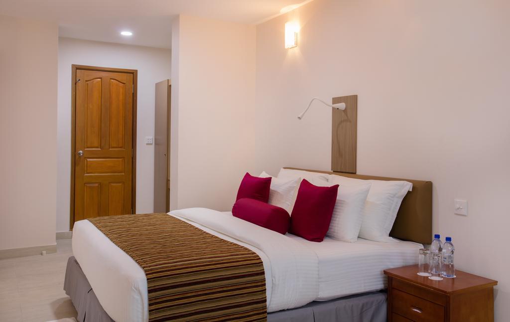 Novina Hotel Male Exterior photo